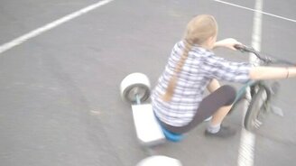 Девчачий дрифт на велике - смотреть видео (0:14)