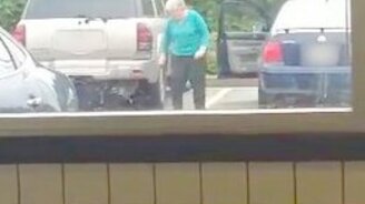 Бабушка зажигает на стоянке - смотреть видео (1:15)