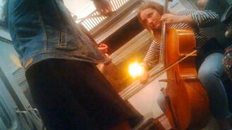 Две скрипки и виолончель в электричке - смотреть видео (1:01)