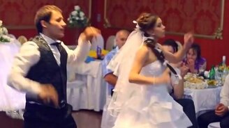 Свадебная бомба от молодожёнов - смотреть видео (4:35)