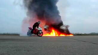 Трюки на мотоцикле под "Гангнам Стайл" - смотреть видео (3:06)