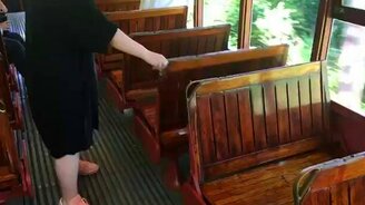 Изменение направления сидения в старом американском трамвае - смотреть видео (0:09)