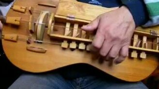 "Уж и я ли молода, тонкопрядица была" на колёсной лире - смотреть видео (3:11)