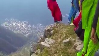 Массовый прыжок со скалы - смотреть видео (1:29)