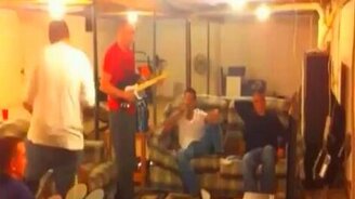 Смотри на гитариста - смотреть видео (0:57)