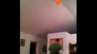 Папа знает, как достать шарик - смотреть видео (0:23)