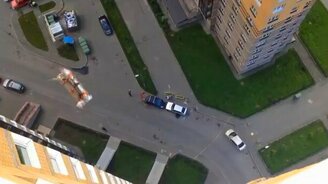 Затаскиваем диван через балкон - смотреть видео (3:23)