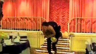 Споткнулись на венчании - смотреть видео (0:25)