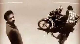 Вор вытащил кошелек из кармана мотоциклиста, а потом заметил камеру видеонаблюде - смотреть видео (0:50)