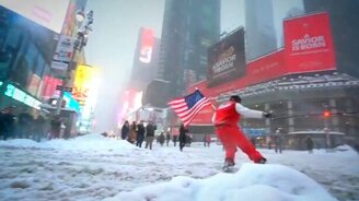 Гонка на сноуборде по улицам Нью-Йорка - смотреть видео (2:19)