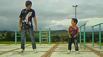 Два брата слаженно танцуют - смотреть видео (1:24)