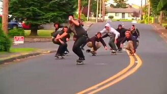 Смешной массовый заезд на скейтах - смотреть видео (0:55)