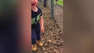 Реакция мальчика на гонки - смотреть видео (0:20)