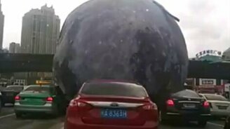 Луна прокатилась по Земле - смотреть видео (0:19)