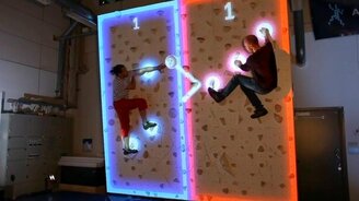 Теннис на скалодроме - смотреть видео (0:33)