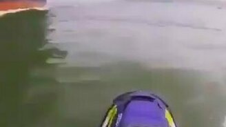 Гидроцикл против грузового судна - смотреть видео (0:55)