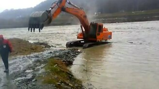 Экскаватор переплывает реку - смотреть видео (1:34)