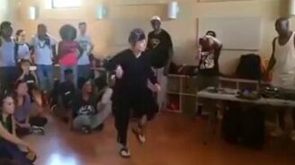 Танец 72-летней женщины - смотреть видео (1:45)