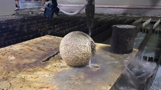 Резка водой шарика из резинок - смотреть видео (2:07)