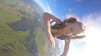 Девушка прыгает с аэростата - смотреть видео (1:00)