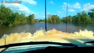 Пересечение тропической речки на авто - смотреть видео (1:47)