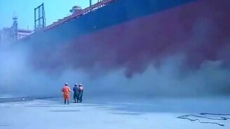 Спуск корабля-гиганта на воду - смотреть видео (3:25)