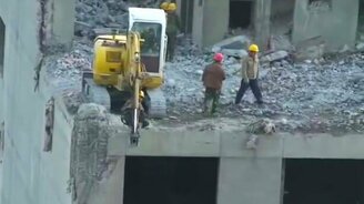 Снос многоэтажки по-китайски - смотреть видео (2:22)