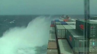 Деформация судна в шторм - смотреть видео (3:10)