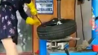 Девушка-перебортовщица - смотреть видео (0:57)