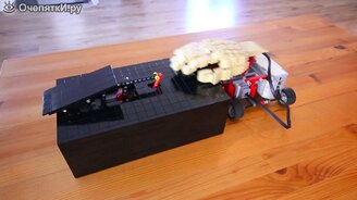 Противостояние двух бессмысленных роботов - смотреть видео (2:10)