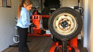 Шиномонтаж по-детски - смотреть видео (2:33)