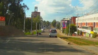 Дважды чуть не попала под трамвай - смотреть видео (0:32)