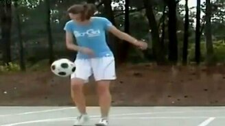 Крутая футболистка - смотреть видео (0:56)