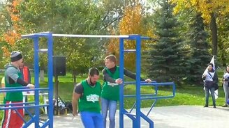 Ловкость рук на турнике - смотреть видео (2:41)