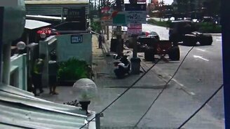 Вовремя уехавшему повезло - смотреть видео (0:56)