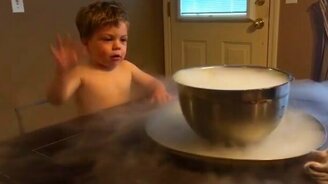 Реакция ребёнка на опыт - смотреть видео (0:12)