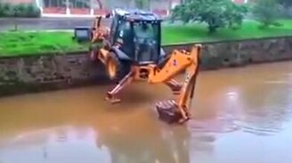 Спуск трактора в канал - смотреть видео (2:52)