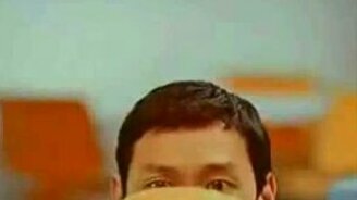 Так гамбургер едят азиаты - смотреть видео (0:54)