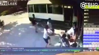 Водитель автобуса мстит магазину - смотреть видео (1:03)