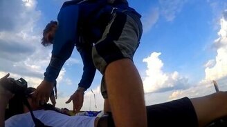 Опасная неудача парашютиста - смотреть видео (3:13)