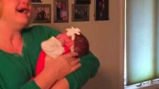 Бабушка и новорожденная внучка - смотреть видео (1:13)