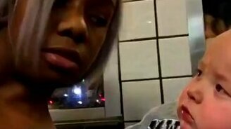 Малыш оценил девушку - смотреть видео (0:10)