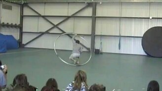 Искусство обращения с обручем - смотреть видео (5:21)