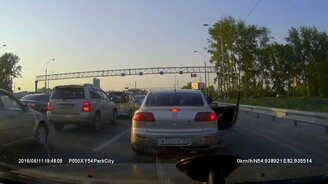 Брейк-дансер разминается в пробке - смотреть видео (0:30)