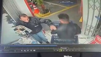 Обознался с грабителем - смотреть видео (0:21)