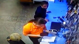 Ножницы в розетке - смотреть видео (0:29)