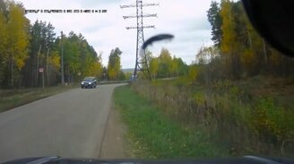 Эффектное осеннее ДТП - смотреть видео (0:13)