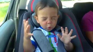 Ребёнок и его любимый хит - смотреть видео (0:53)