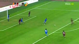 Один мяч всё делал верно - смотреть видео (0:25)