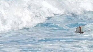 Сёрфер спас соперника - смотреть видео (1:52)